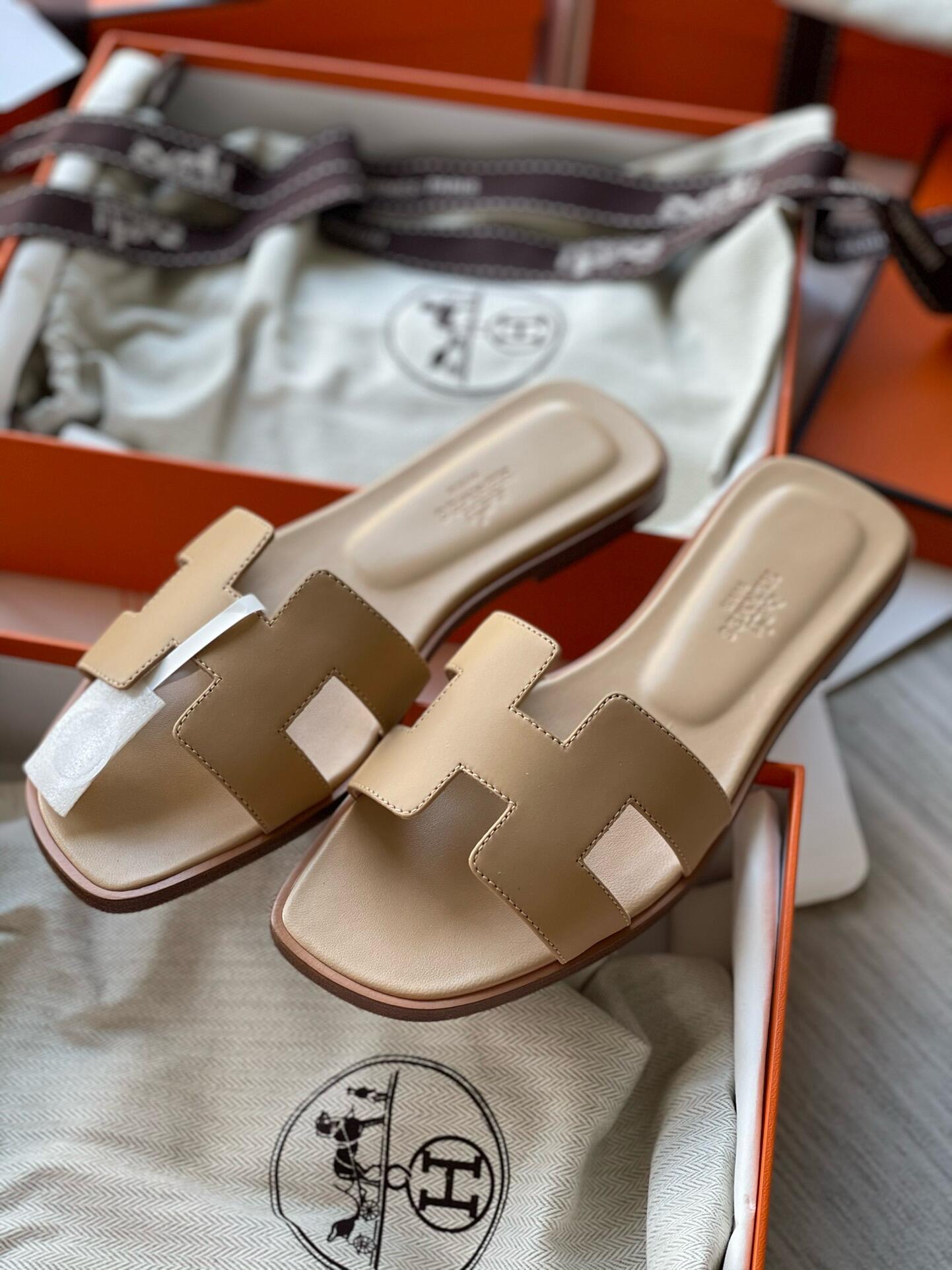 HERMES Women’s Oran Sandal – nude beige