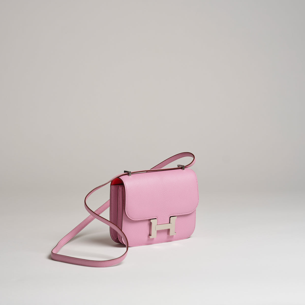 HERMÈS 18CM CONSTANCE VERSO MAUVE SYLVESTER WITH ROUGE EXOTIC INSIDE CHÈVRE PALLADIUM HARDWARE