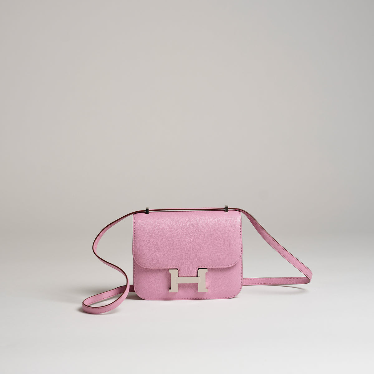 HERMÈS 18CM CONSTANCE VERSO MAUVE SYLVESTER WITH ROUGE EXOTIC INSIDE CHÈVRE PALLADIUM HARDWARE